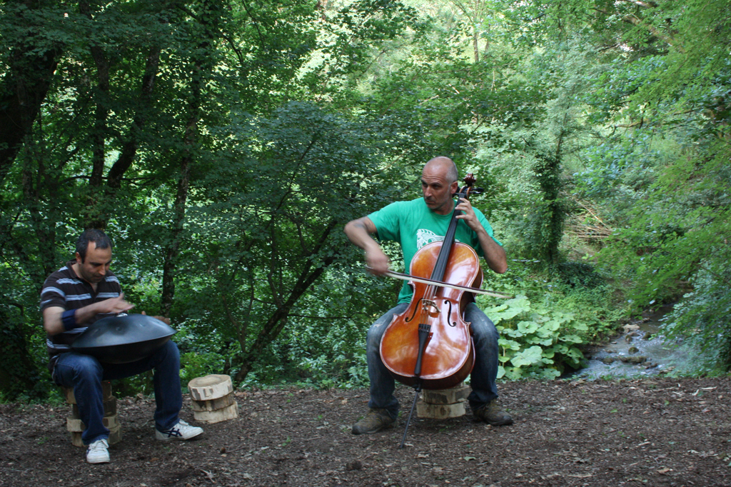 Settimio (violoncello) e Alessandro( hang)